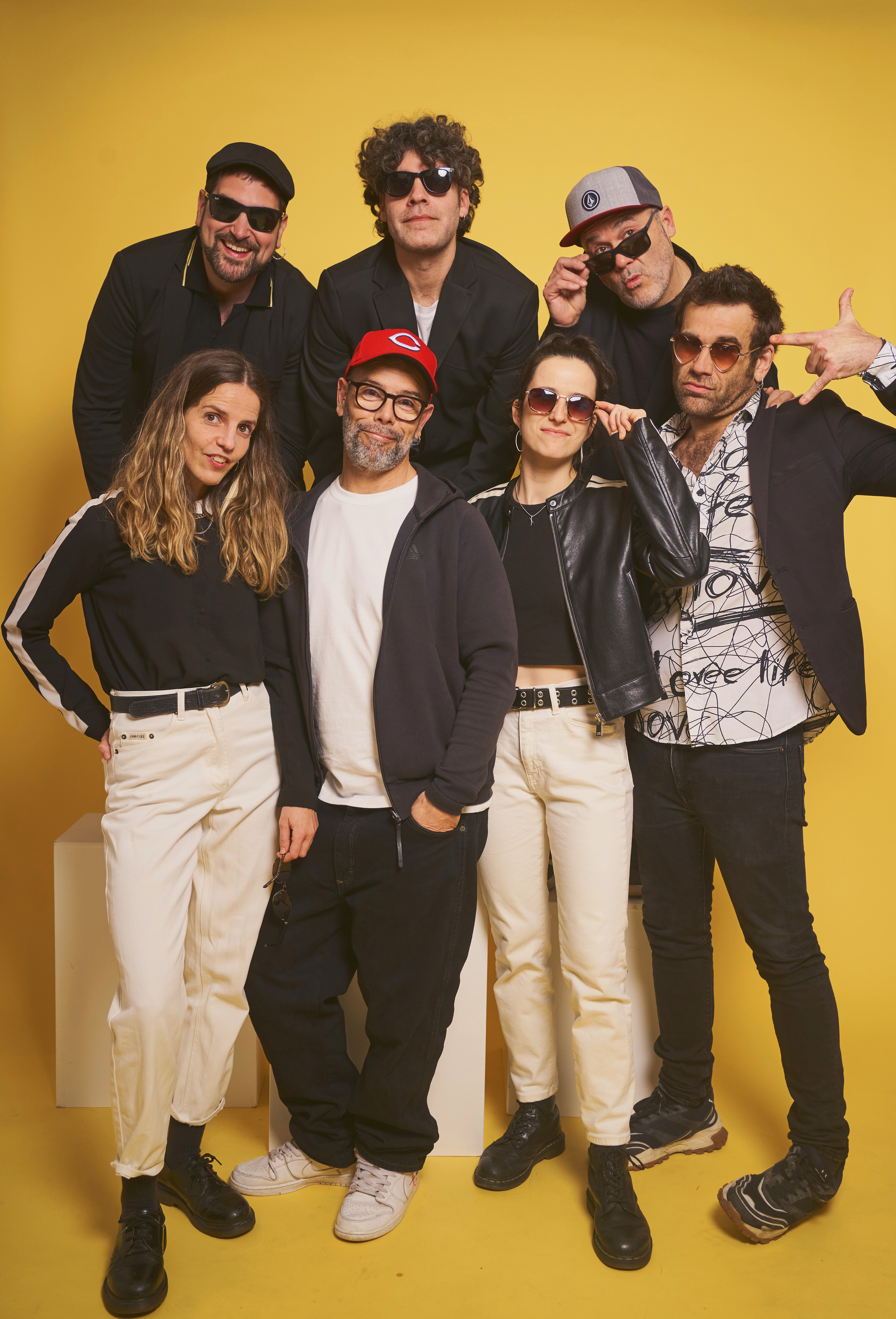 Retrato de grupo de Muyayo Rif con sus instrumentos sobre fondo amarillo.